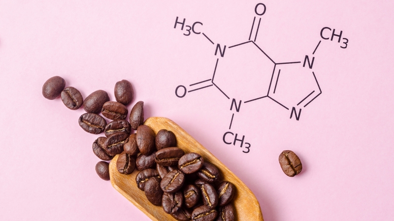 Cà phê, trà đặc, nước tăng lực và một số thực phẩm bổ sung chứa caffeine có thể gây tăng huyết áp tạm thời