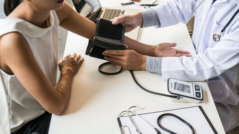 Tái khám đúng lịch hẹn để bác sĩ kiểm tra vị trí que cấy