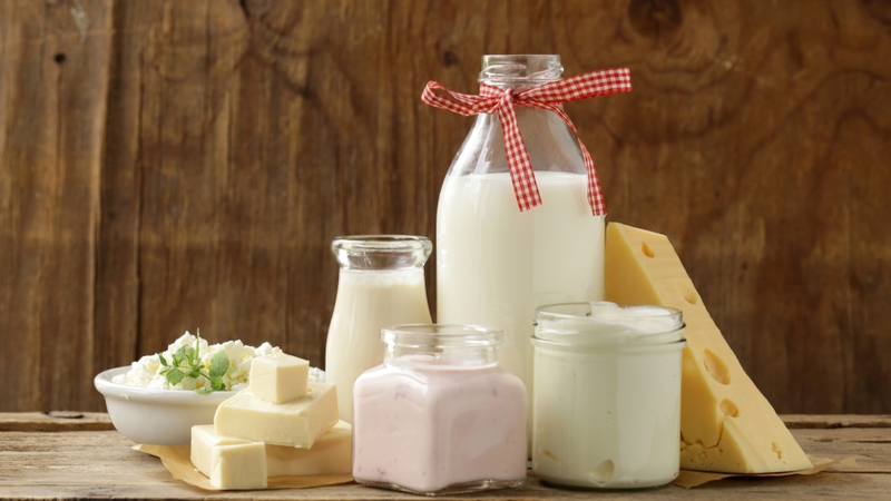 Sữa và các sản phẩm từ sữa như sữa chua hoặc phô mai là nguồn cung cấp vitamin B6 tự nhiên