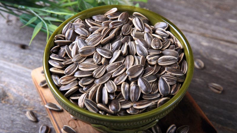 Hạt hướng dương là món ăn vặt bổ dưỡng giàu vitamin B6 và vitamin E