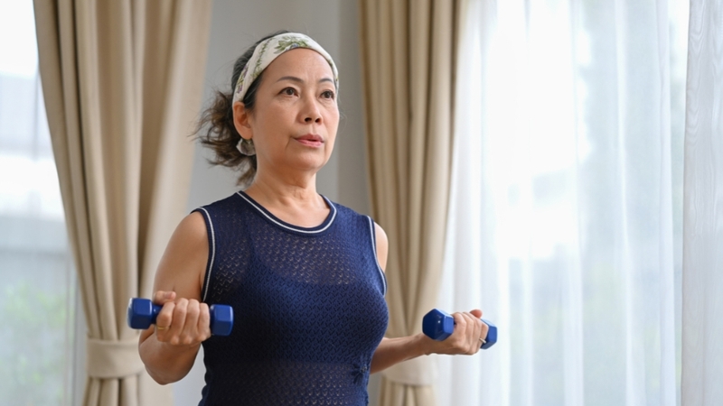 Tập tạ tay đúng kỹ thuật, vừa sức và kiểm soát nhịp thở để tránh chấn thương