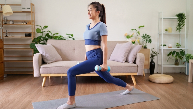 Dumbbell Reverse Lunge giúp tăng sức mạnh chân, mông và cải thiện thăng bằng