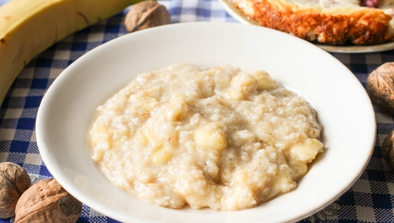 Phụ huynh nên cho trẻ ăn thức ăn mềm và mát gồm trái cây nghiền như chuối