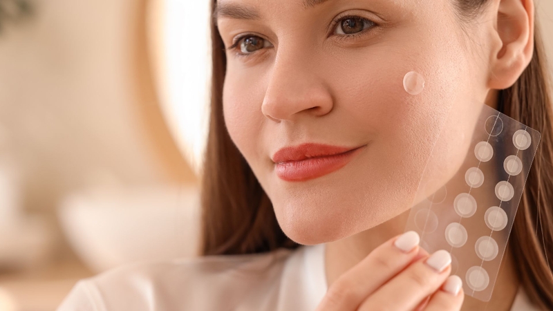 Miếng dán mụn giúp hút dịch mủ, giảm viêm và hạn chế chạm tay vào mụn