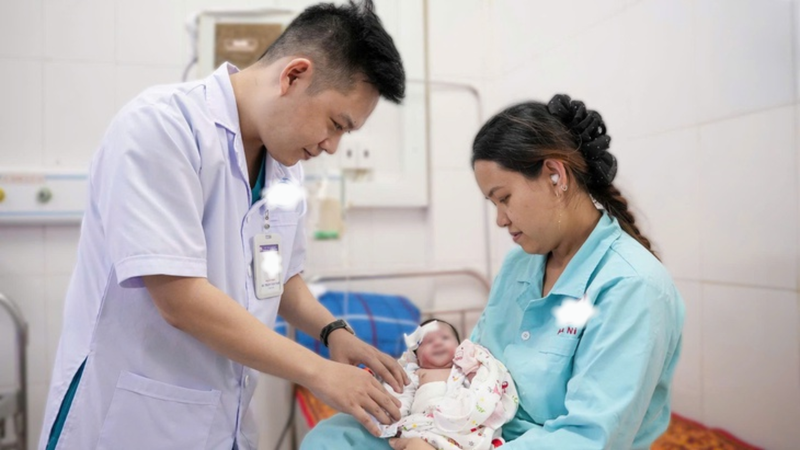 Bé gái sơ sinh 2,1kg được theo dõi sát sau khi phát hiện tắc tá tràng bẩm sinh