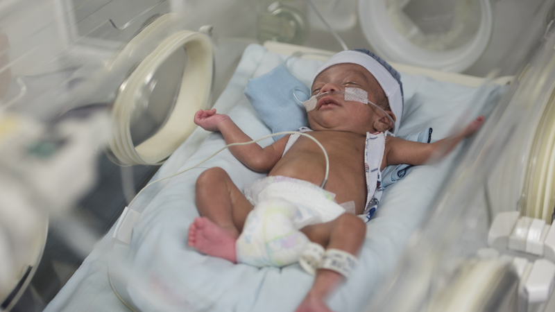 Bệnh nhi hồi phục tích cực, bắt đầu bú mẹ sau nhiều ngày hồi sức