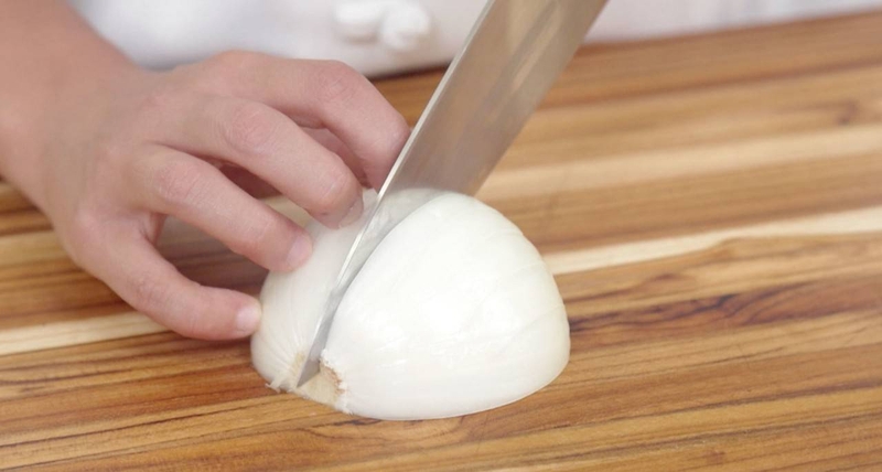 15 mẹo cắt hành không cay mắt các bà nội trợ không nên bỏ qua3
