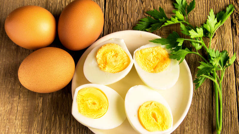 Trứng luộc là thực phẩm giàu protein ít chất béo