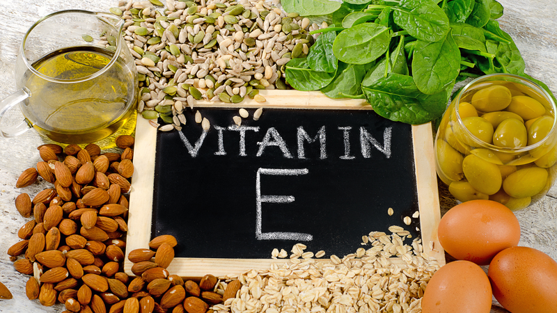 Nên bổ sung vitamin E qua thực phẩm như dầu thực vật, các loại hạt và rau xanh