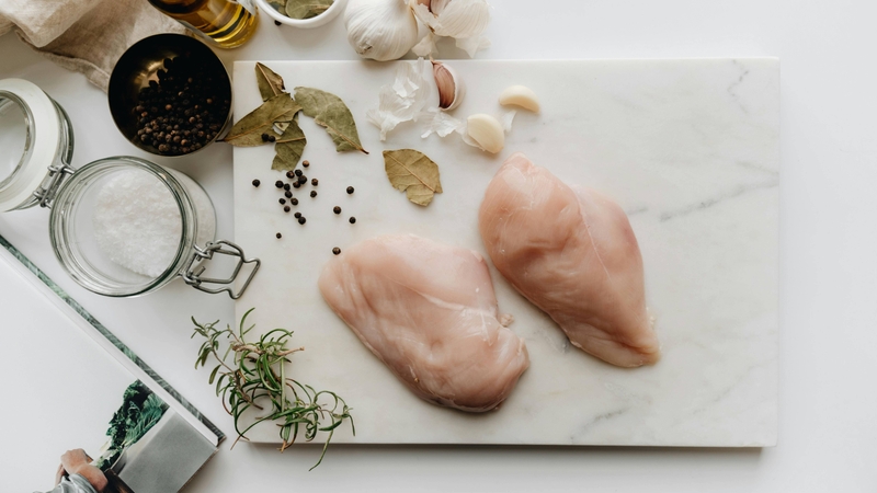 Ức gà không da là nguồn đạm phổ biến nhất trong chế độ ăn giảm mỡ