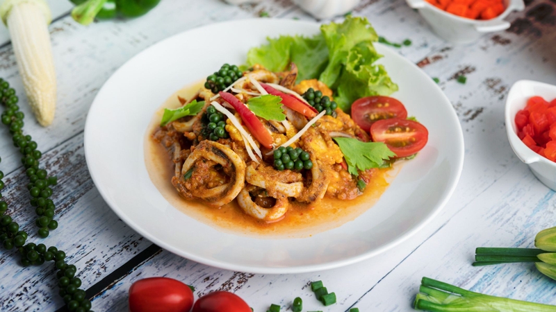 Món mực xào rau củ mang đến bữa ăn thanh nhẹ mà vẫn đầy dinh dưỡng