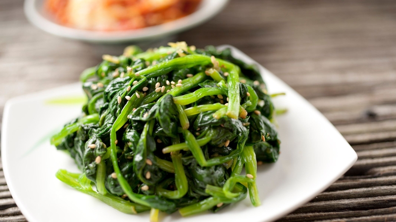 Mẹ sau sinh mổ cần tránh ăn rau muống vì rau muống làm tăng khả năng hình thành sẹo lồi