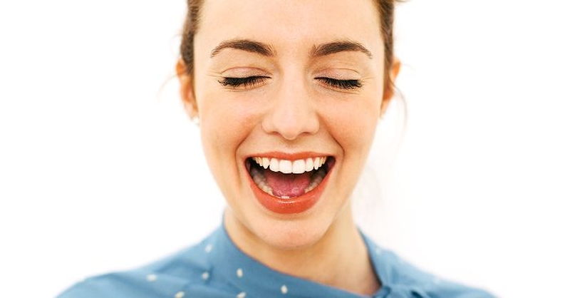 Dùng chỉ nha khoa giúp bạn có hơi thở thơm tho