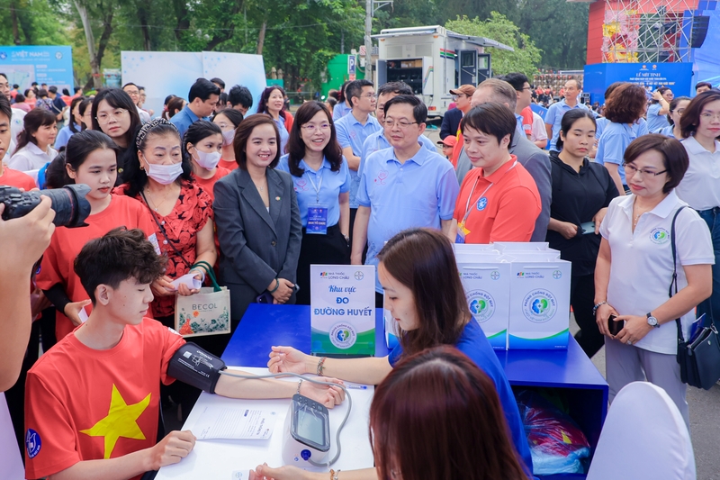 1. Ông Hồ Quốc Dũng - Phó Thủ tướng Chính phủ và Bà Nguyễn Đỗ Quyên - Phó Tổng Giám đốc FPT Retail kiêm Giám đốc Điều hành Hệ thống nhà thuốc và trung ta.jpg