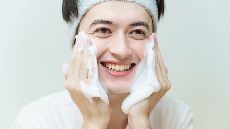 Rửa mặt giúp làm sạch sâu hơn, loại bỏ dầu thừa và các tạp chất còn sót lại trên da
