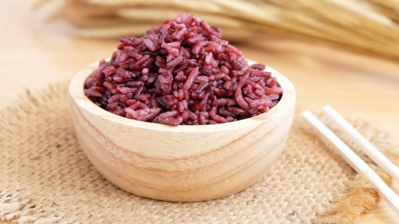 1-chen-com-gao-lut-bao-nhieu-calo-nhung-loi-ich-gao-lut-mang-lai-cho-suc-khoe-co-the-ban-chua-biet 2