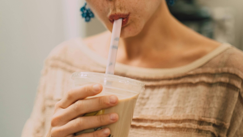 1 ly trà sữa bao nhiêu calo? 1 ly trà sữa truyền thống có thể chứa từ 250 đến hơn 500 kcal