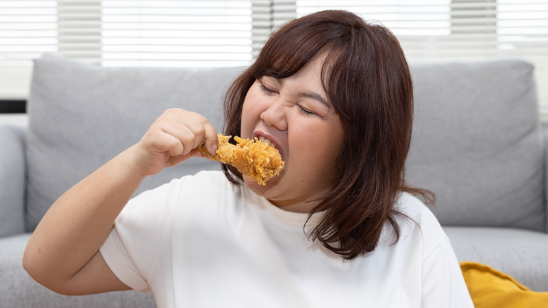 Gà rán không chỉ chứa nhiều calo mà còn giàu chất béo