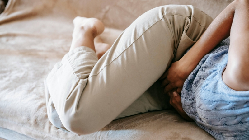 Nếu hiện tượng này đi kèm đau bụng dưới, khí hư mùi hôi, bạn nên đi khám bệnh