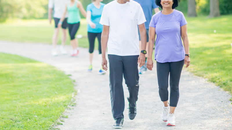 Đi bộ là hình thức vận động nhẹ nhàng, phù hợp với nhiều đối tượng, đặc biệt là người cao tuổi