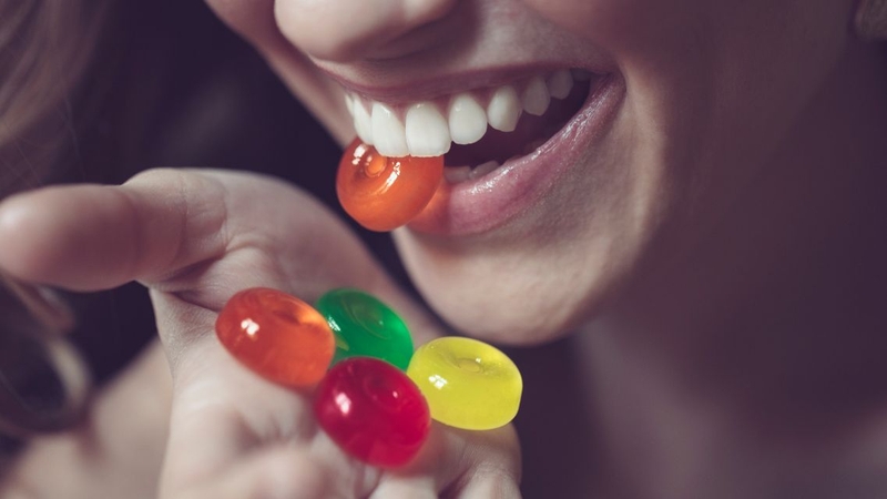 1 viên kẹo bao nhiêu calo? Ảnh hưởng của việc ăn kẹo không kiểm soát calo 2