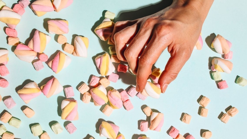 1 viên kẹo bao nhiêu calo? Ảnh hưởng của việc ăn kẹo không kiểm soát calo 3