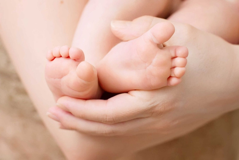 Trẻ sơ sinh bị run chân tay khi ngủ