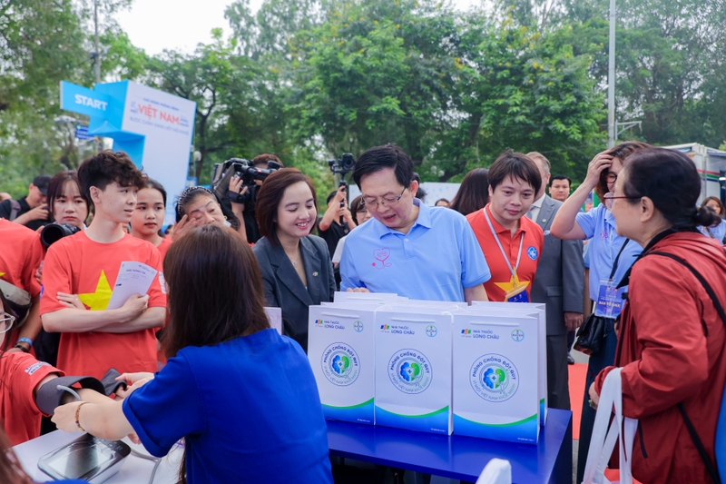 2. Ông Hồ Quốc Dũng - Phó Thủ tướng Chính phủ và Bà Nguyễn Đỗ Quyên - Phó Tổng Giám đốc FPT Retail kiêm Giám đốc Điều hành Hệ thống nhà thuốc và trung ta.jpeg