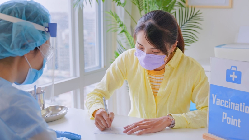 Cần thông báo tình trạng sức khỏe và tiền sử dị ứng trước khi tiêm