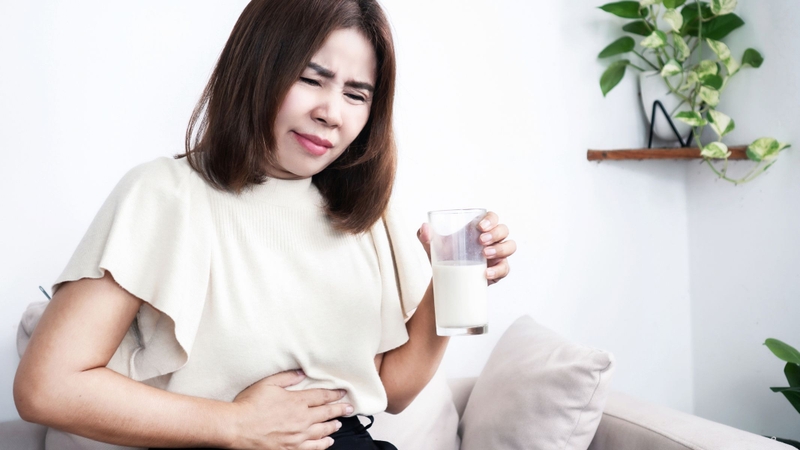 Người không dung nạp lactose là một trong 2 nhóm người không nên uống sữa vào buổi sáng