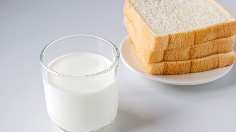 Có thể cân nhắc ăn nhẹ trước (bánh mì, yến mạch, chuối…) rồi mới uống sữa