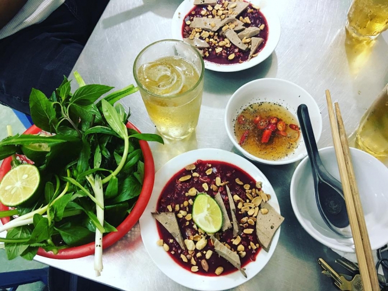 Giải đáp thắc mắc: Mẹ bầu ăn được tiết canh ngan không? 1