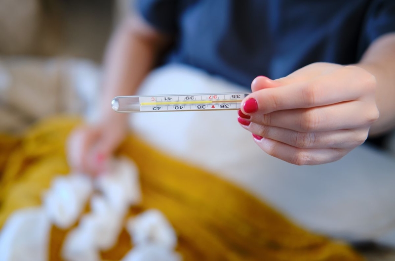 37 độ có sốt không? Sốt bao nhiêu độ cần đi khám 2