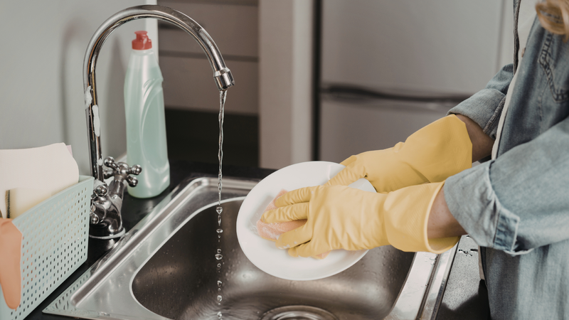 Đeo găng tay khi làm việc nhà là một thói quen đơn giản nhưng rất quan trọng trong việc bảo vệ da tay