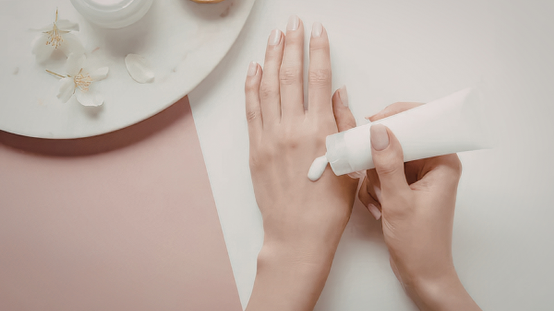 Nên ưu tiên những loại kem dưỡng có thành phần tự nhiên để đảm bảo an toàn và cấp ẩm hiệu quả cho da