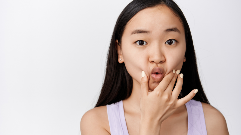 Tẩy tế bào chết cho môi để giúp làm sáng môi