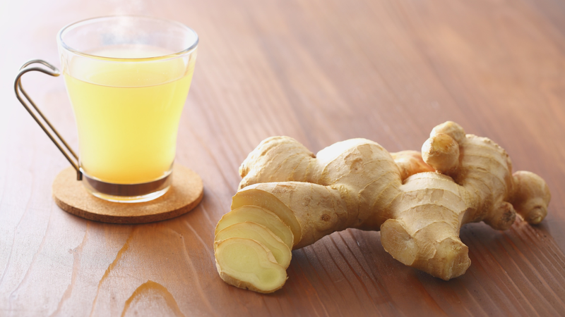Uống trà gừng là một trong những biện pháp hỗ trợ giảm triệu chứng cảm cúm