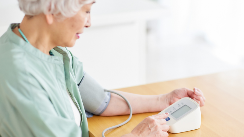 Ngồi đúng tư thế khi đo huyết áp giúp hạn chế sai lệch kết quả