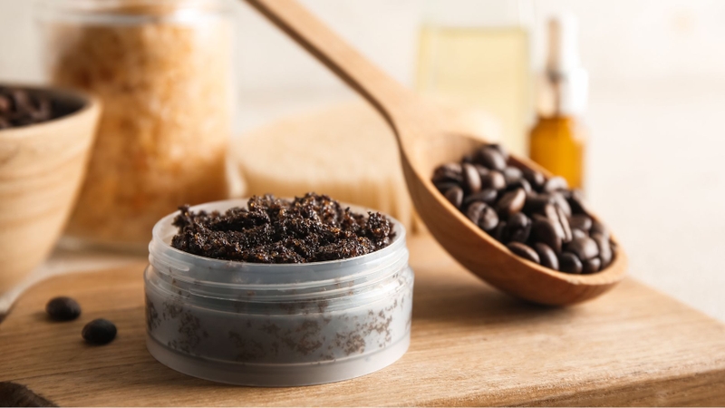 Bã cà phê là nguyên liệu tự nhiên quen thuộc, thường được dùng để tẩy tế bào chết cho da