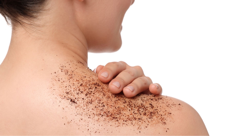 Thoa hỗn hợp bã cà phê, dầu dừa, mật ong lên vùng da cần tẩy tế bào chết