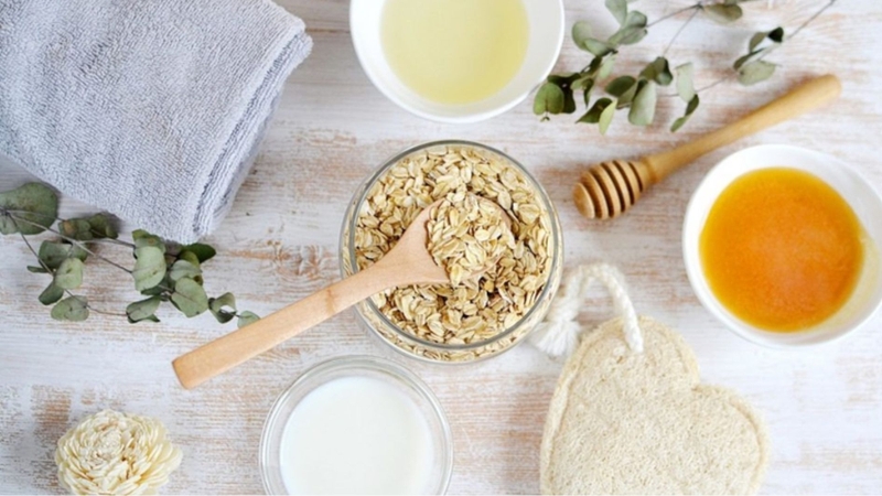 Bột yến mạch là chất tẩy tế bào chết vật lý nhẹ nhàng, giúp làm sạch da
