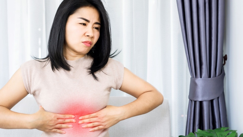 Đau bụng âm ỉ lan ra sau lưng là một trong những triệu chứng khá thường gặp của ung thư tuyến tụy