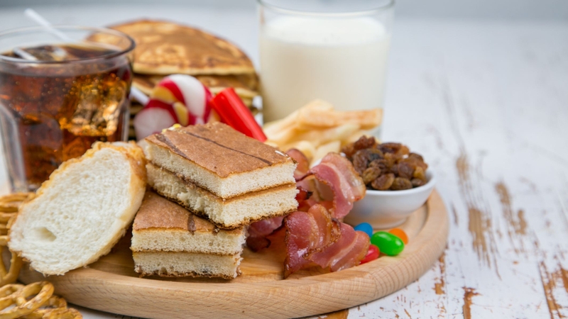 Ăn đường quá mức có thể làm rối loạn chuyển hóa purin, làm tăng axit uric máu, ảnh hưởng đến vi tuần hoàn và khả năng nuôi dưỡng nang tóc