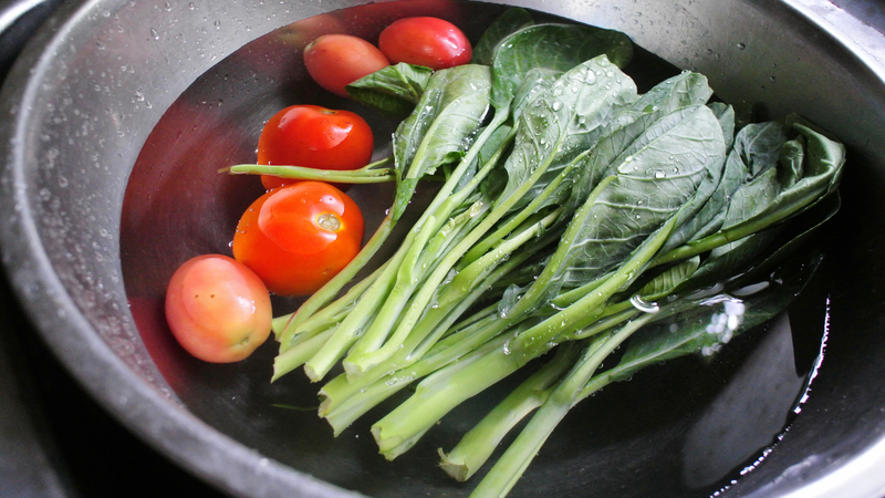 Hãy rửa sạch rau củ bằng nước sạch để loại bỏ vi khuẩn và bụi bẩn