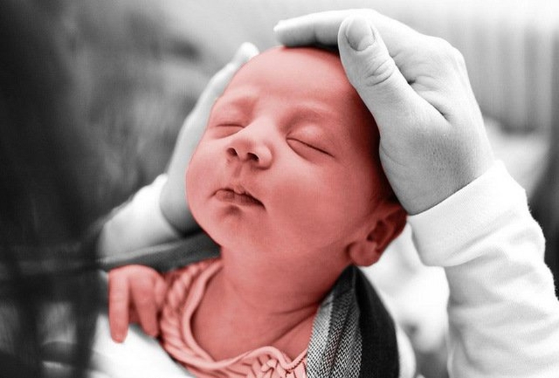 Trẻ sơ sinh mấy tháng thì cứng cổ? Cha mẹ nên làm gì khi trẻ lâu cứng cổ 2