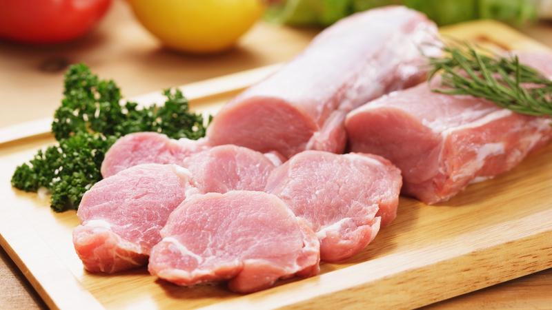 Thịt tươi có màu đỏ hồng tự nhiên và bề mặt hơi bóng