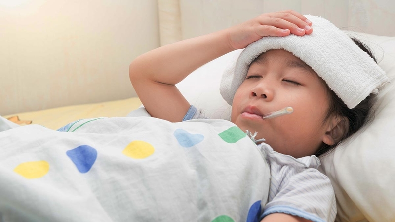 4 cách hạ sốt cấp tốc cho bé ba mẹ cần biết 1