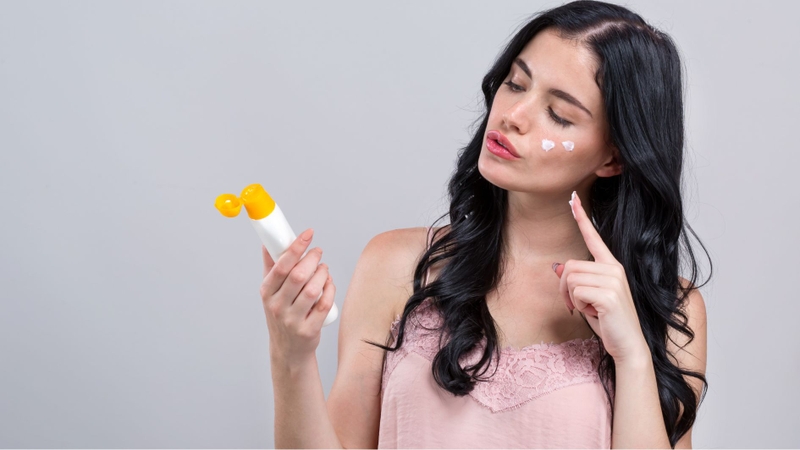 Thoa kem chống nắng mỗi ngày để bảo vệ da