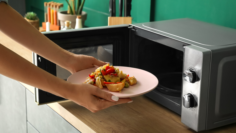 Nên hâm nóng hoặc nấu lại thực phẩm sau cúng lễ nếu muốn ăn