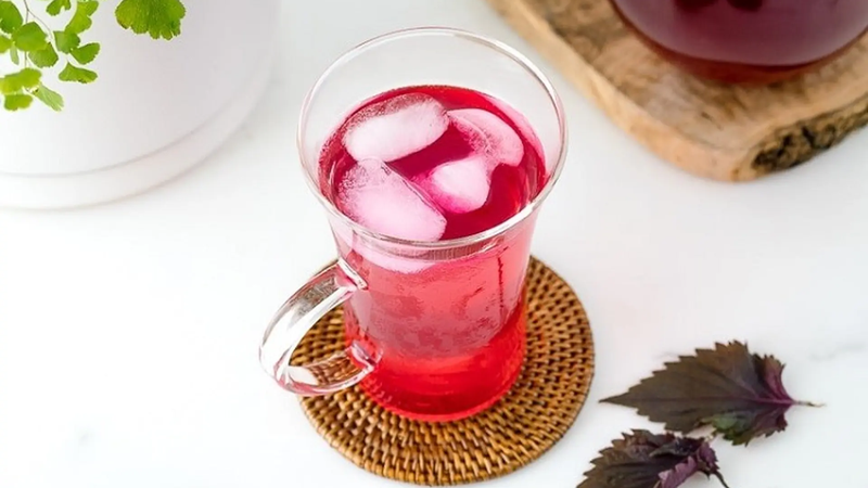 Nước tía tô gừng là công thức đặc biệt phù hợp với những ngày cơ thể mệt, hay lạnh bụng hoặc ăn uống khó tiêu